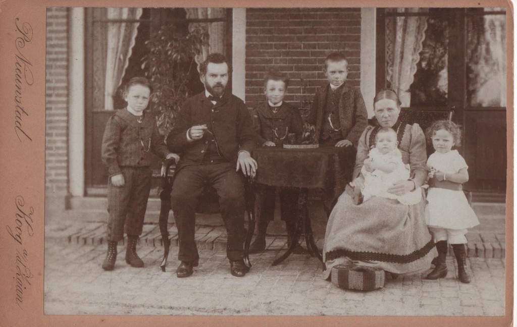 Jan van Giffen met zijn gezin in Diever, 1894. V.l.n.r.: Albert Egges, Jan, Beitj, Bertus, echtgenote Hendrika Post met Co en Truus